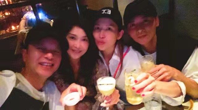 54岁李克勤为房贷被迫喝酒，携港姐嫩妻聚餐，透好声音不火原因