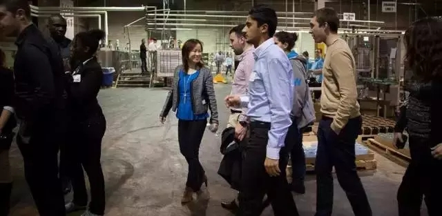 本是一名仓库管理员，硬是用一根蜡烛，支起了属于她的商业帝国