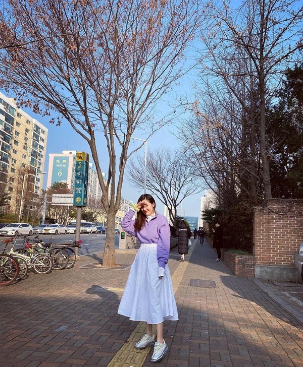 小野马泫雅街拍,小野马泫雅淡蓝色牛仔裤白色上衣