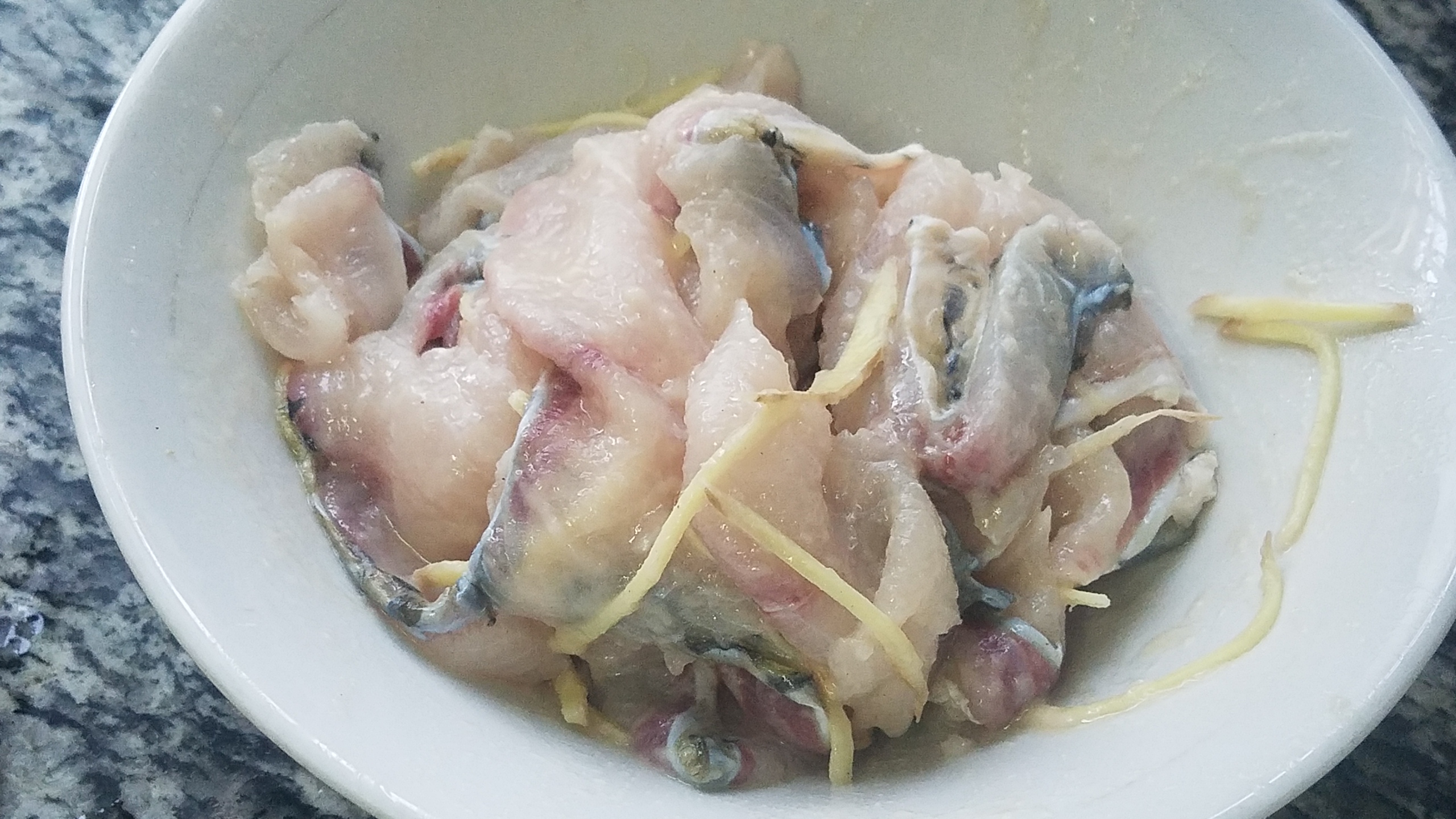 怎么炖草鱼好吃又简单家常做法,草鱼怎么炖好吃又简单家常做法