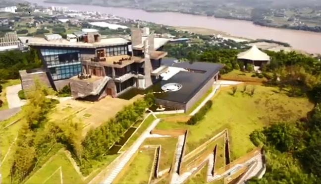 登山巅顺成和庄园，观云揽月望江水