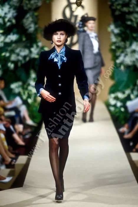 那个卖口红的YSL，教会女孩不色情的穿黑*袜丝**