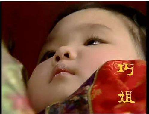 巧姐和板儿争抢东西,巧姐跟板儿换礼物