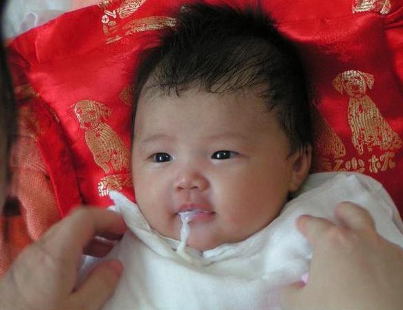 宝宝吐奶拍背的正确方法图解,宝宝吐奶呛奶拍背