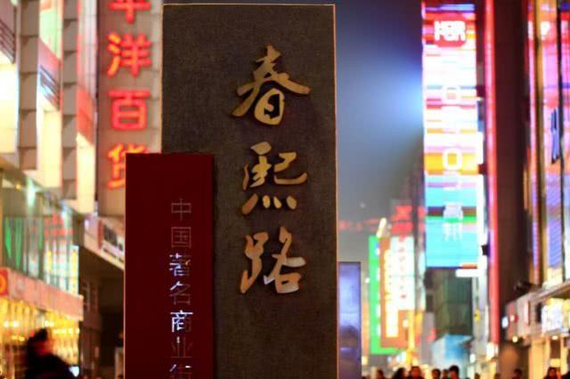 美女开法拉利行驶在北京的路上,开红色法拉利跑高速的美女