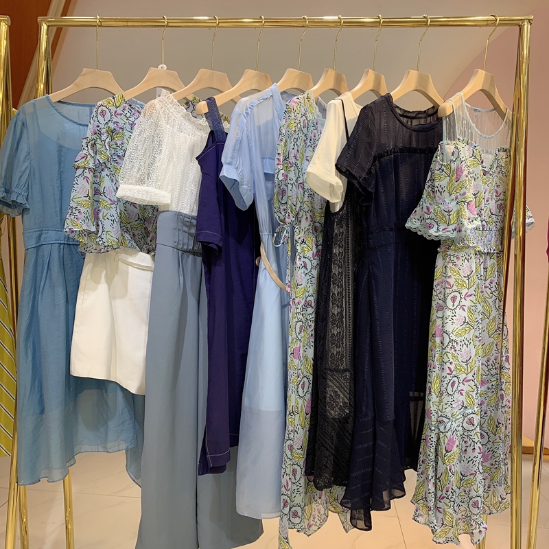 新手摆地摊做服装生意如何入门,摆摊卖衣服一天收入几千