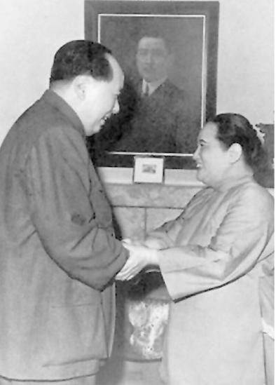 毛主席逝世追悼会上,举国致哀站立吊唁,为何有一人会坐着参加?