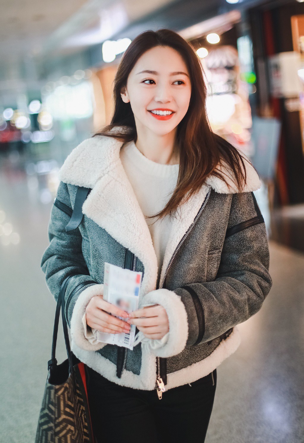 剧中她嫁老板杨幂的未婚夫,穿机车服配紧身裤,大长腿不输杨幂