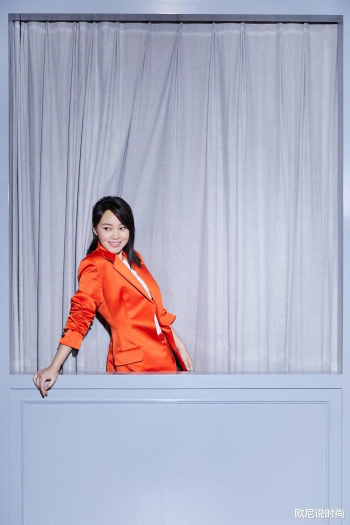 48岁闫妮的身材惊艳春晚,闫妮身材4k写真