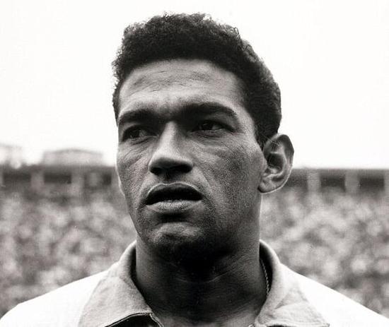 加林查和贝利的技术能力谁强,双腿畸形