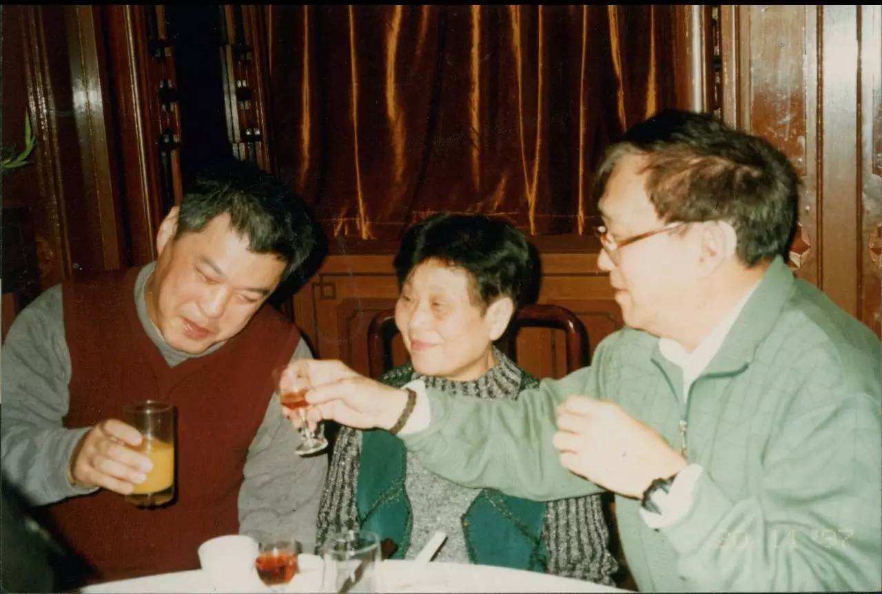 捧红姜文潘虹的谢晋，85岁去世被恶意*谤诽**，83岁遗孀见到人性之恶