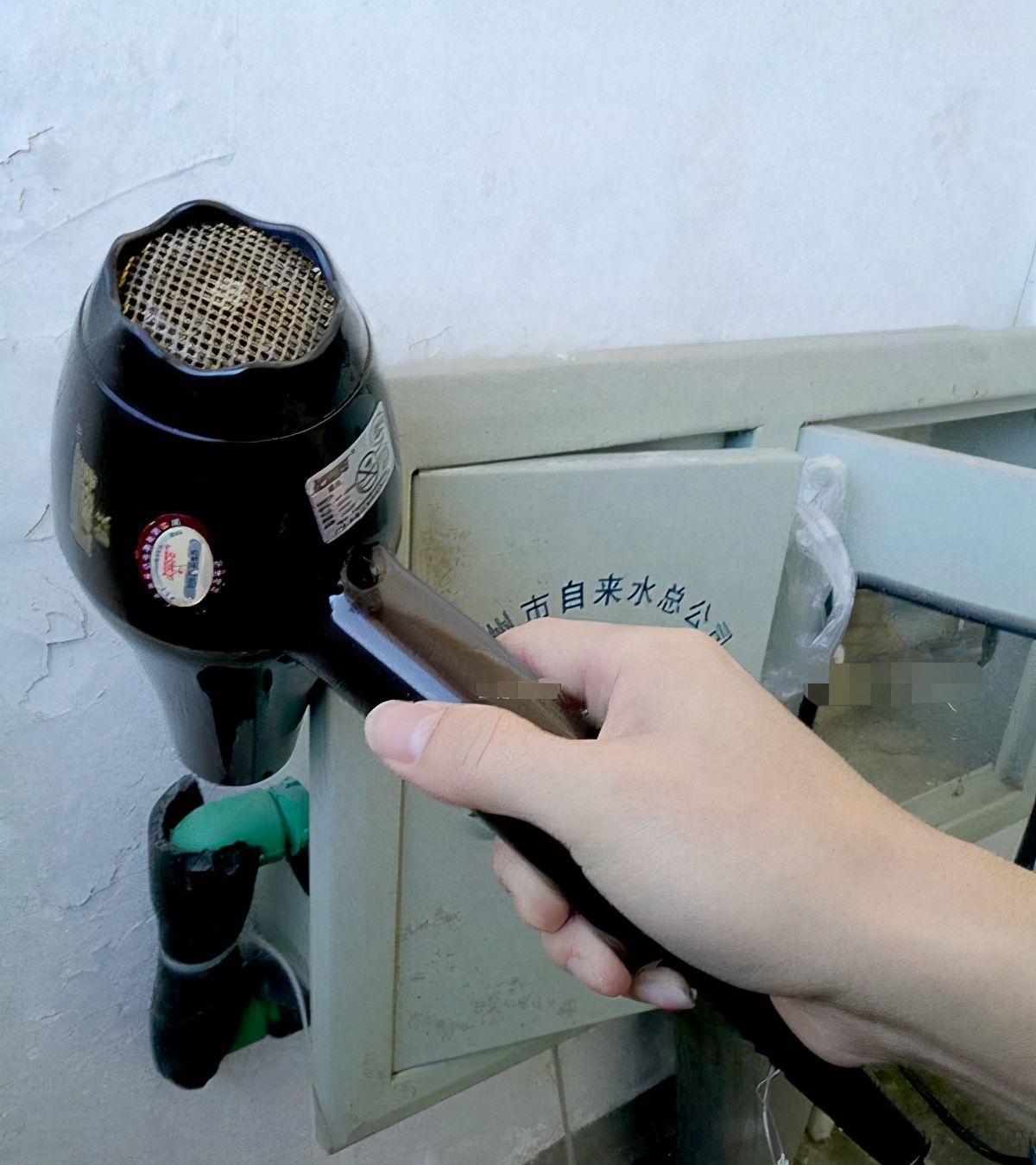 最近天冷水管被冻住了怎么办,自来水被冻住了怎么快速解冻