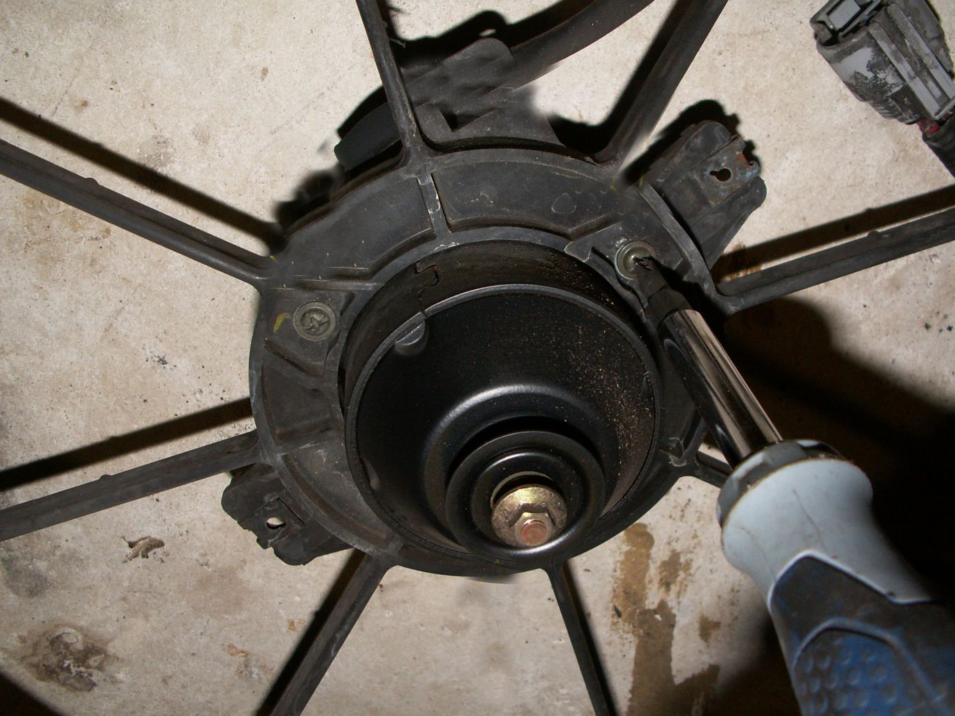 轿车散热风扇不转导致开锅,汽车散热器开锅怎么解决