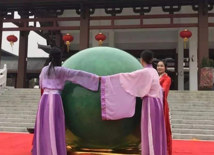 谁挖出6吨重的夜明珠,陕西男子挖到夜明珠如今成了路灯