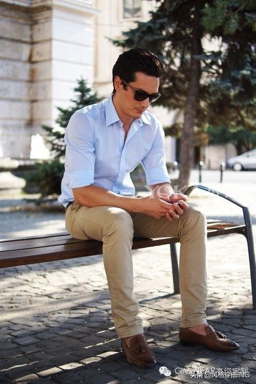 男士米白色小西服搭配卡其色裤子,秋冬男士宽松卡其色裤子搭配