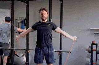 健身卧推肩膀受伤怎么恢复,卧推肩膀受限如何改善