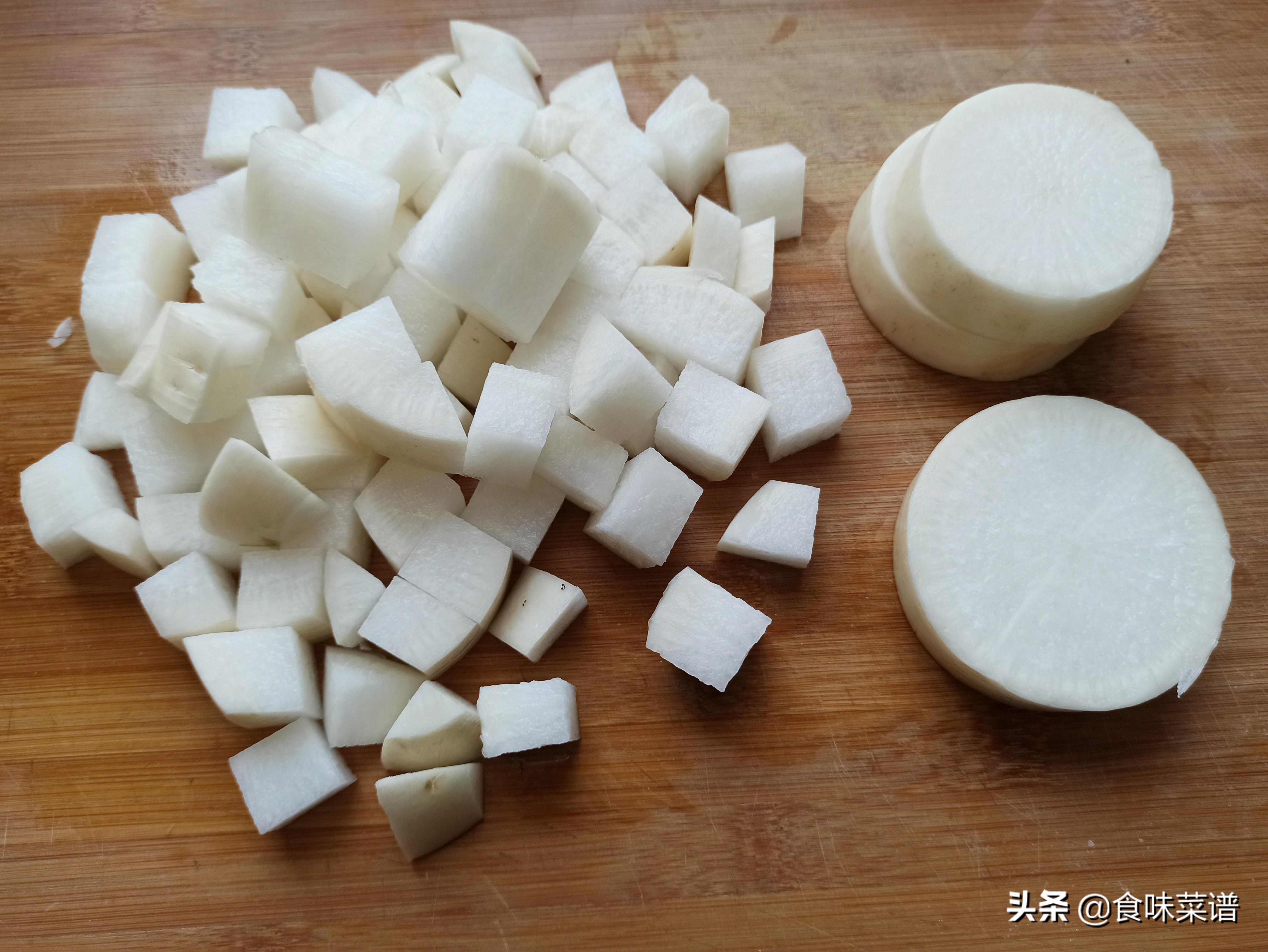 奶奶教你做腌萝卜,农村奶奶自制腌萝卜