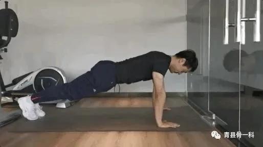 腰椎间盘突出正确睡姿及锻炼方法,腰椎突出及骨质增生正确睡姿图片