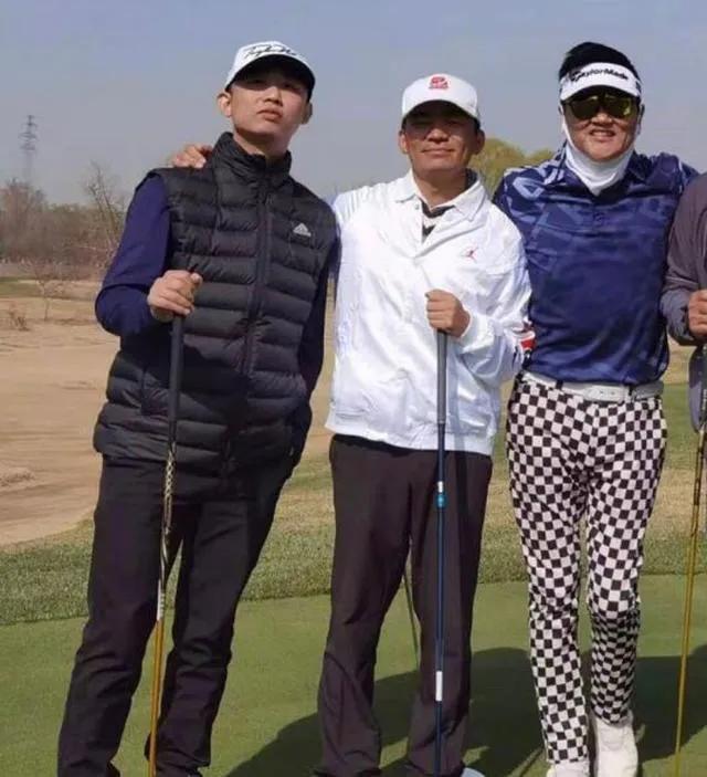 香港黄日华王杰县城捞金，央视郎永淳卖货：赚钱养家就是最大体面