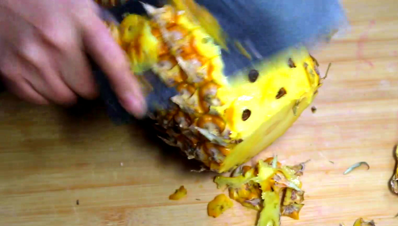 削菠萝皮最快的方法,自己在家怎么削菠萝皮窍门