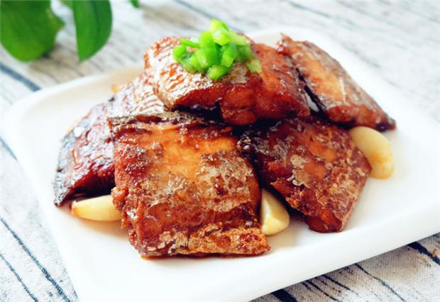 上海带鱼怎么煎不粘锅不破,干煎带鱼不粘锅的做法