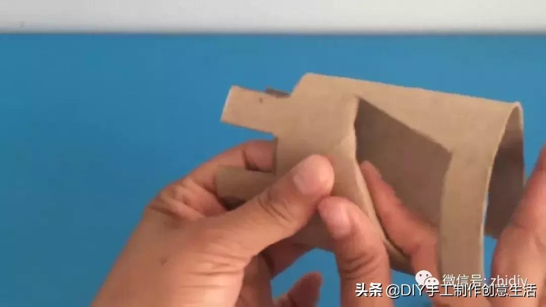 用白纸做个可爱的咩咩羊,用纸折一个可爱的小山羊