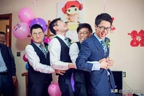 新郎接亲大姨堵门要红包完整视频,新郎接亲遇萌娃军团堵门讨红包