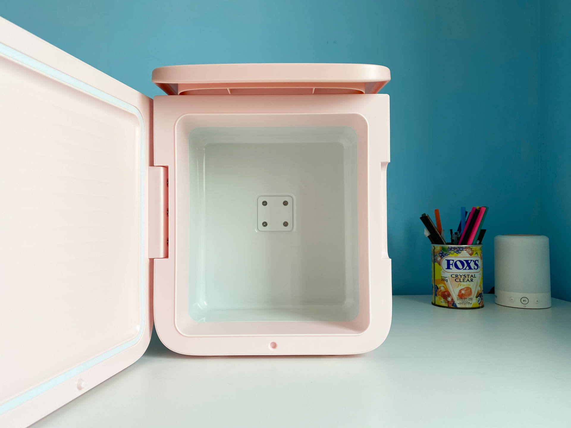 想要上班时随时喝上冷热饮?试试这款可放在桌面的小冰箱