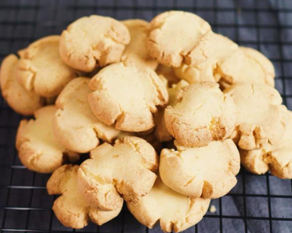 快过年了自制牛轧糖,怎么制作可以留到过年吃的小饼干