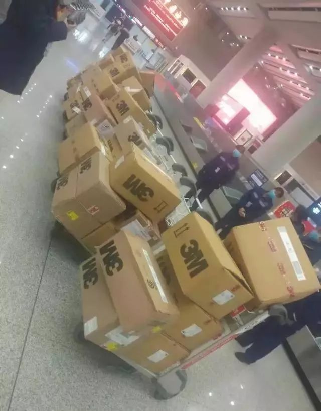 他在印度坐着三轮车狂奔,就为了抢3000个口罩……