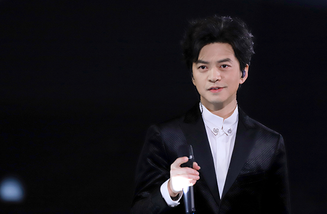 不分年龄看帅哥,不论年龄高矮胖瘦