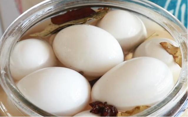 鹅蛋腌好后蛋清有一层黑膜,教你家常腌鸡蛋鹅蛋