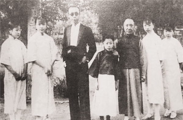 溥仪在故宫发现自己小时候的夜壶,溥仪最后一次回故宫探窗