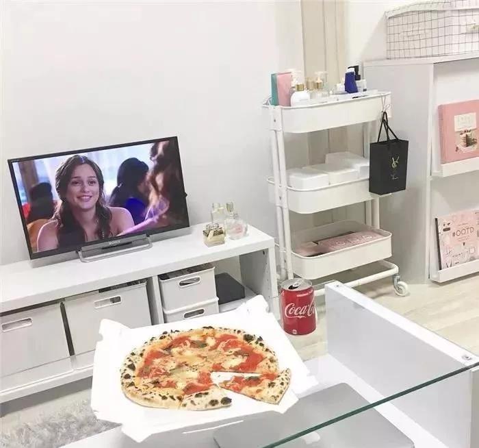 28岁郑爽卧室曝光引热议：“性冷淡”的人生，真的很爽