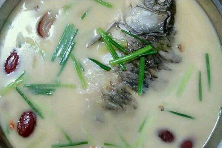 鲫鱼汤怎么做鲜嫩又白,怎样熬出的鲫鱼汤鲜嫩多汁