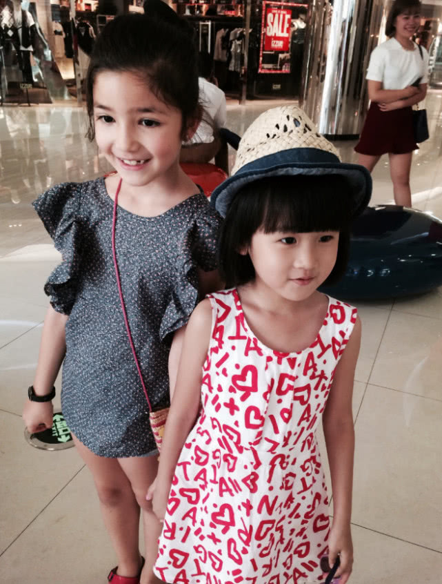 陆毅鲍蕾贝儿全家照,陆毅一家四口贝儿