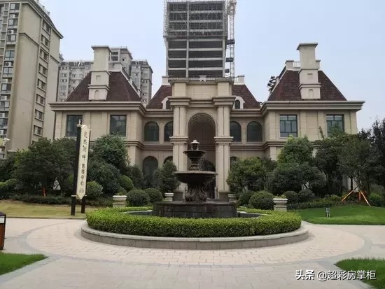 郑新快速路现状,新郑市龙湖镇龙熙湖畔烂尾楼