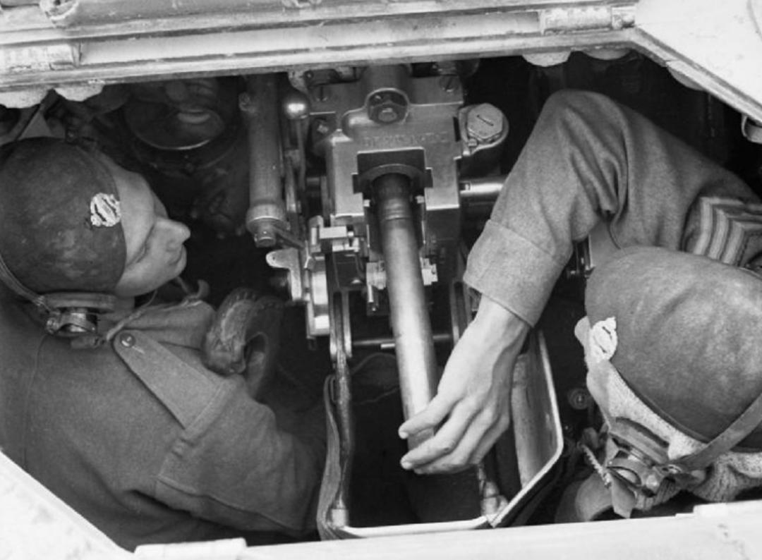 小巧的瓦伦丁步兵坦克，除了扛起17磅炮外，还装上过火箭喷射器