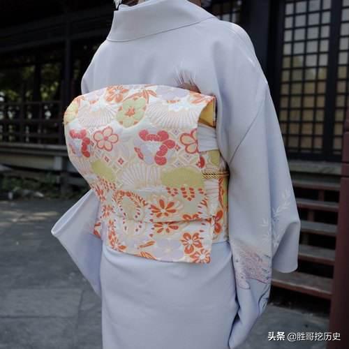 日本和服后面有一个小包包,日本和服背后的小枕包