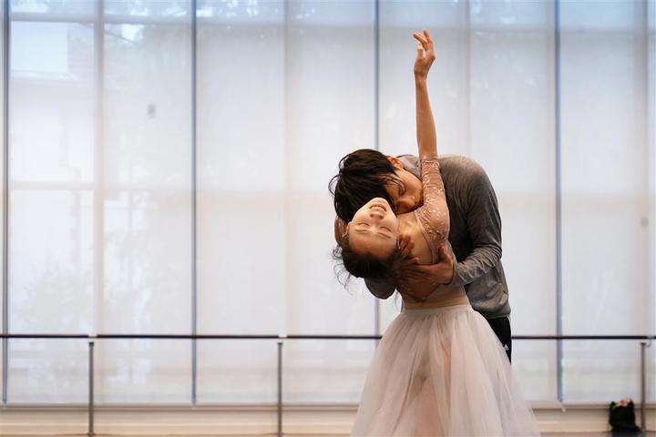 以浪漫自居的巴黎,竟然容不下一代名妓《茶花女》纯真的爱情?