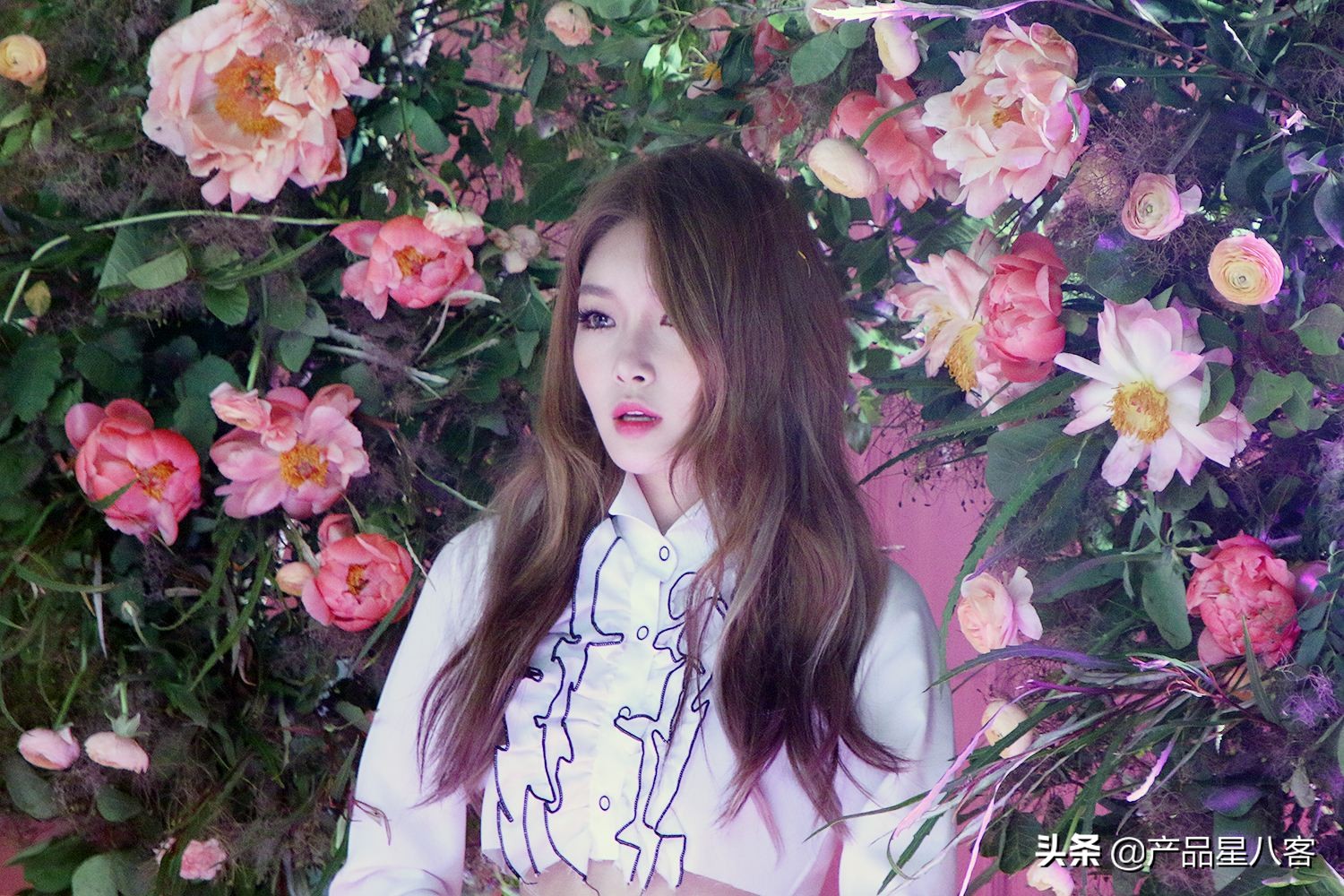 姐姐太贴心了！金请夏送伴舞队员LV包当圣诞礼物，羡慕吗？