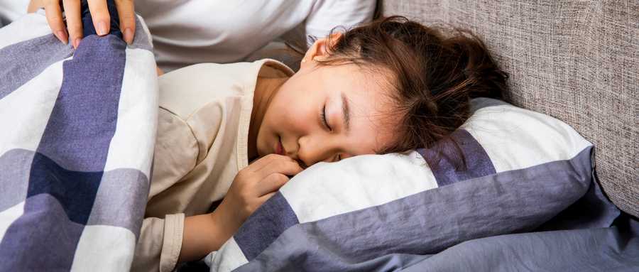 眼睛肿是因为身体有火吗,眼睛肿是不是喝水少