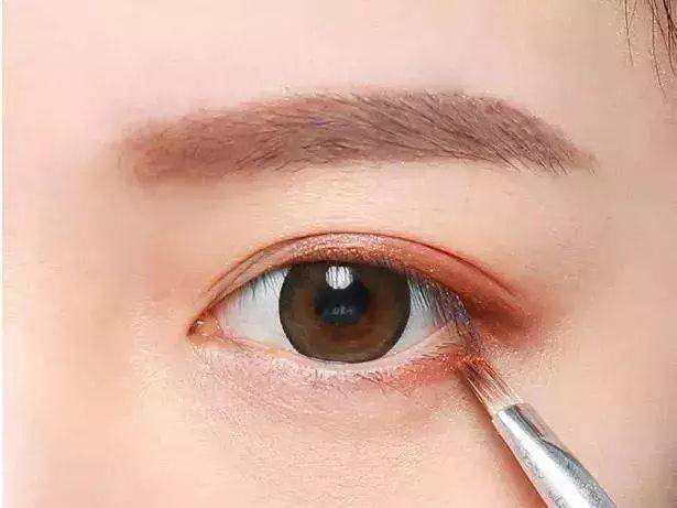 橘棕盘眼影画法,男孩眼影怎么化