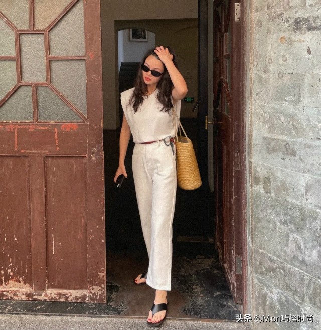 丝巾有几种戴法视频,春天的丝巾流行这样系