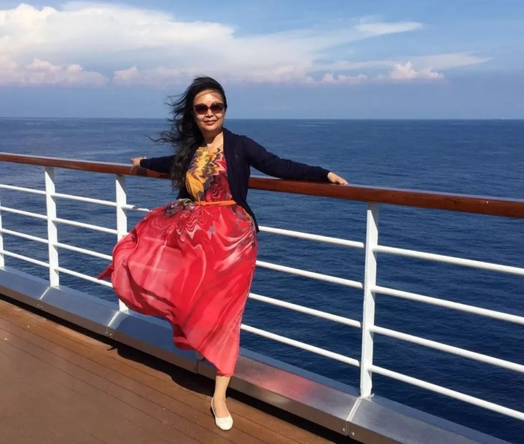 大妈旅游照专用动作,中国大妈外出旅游标准动作