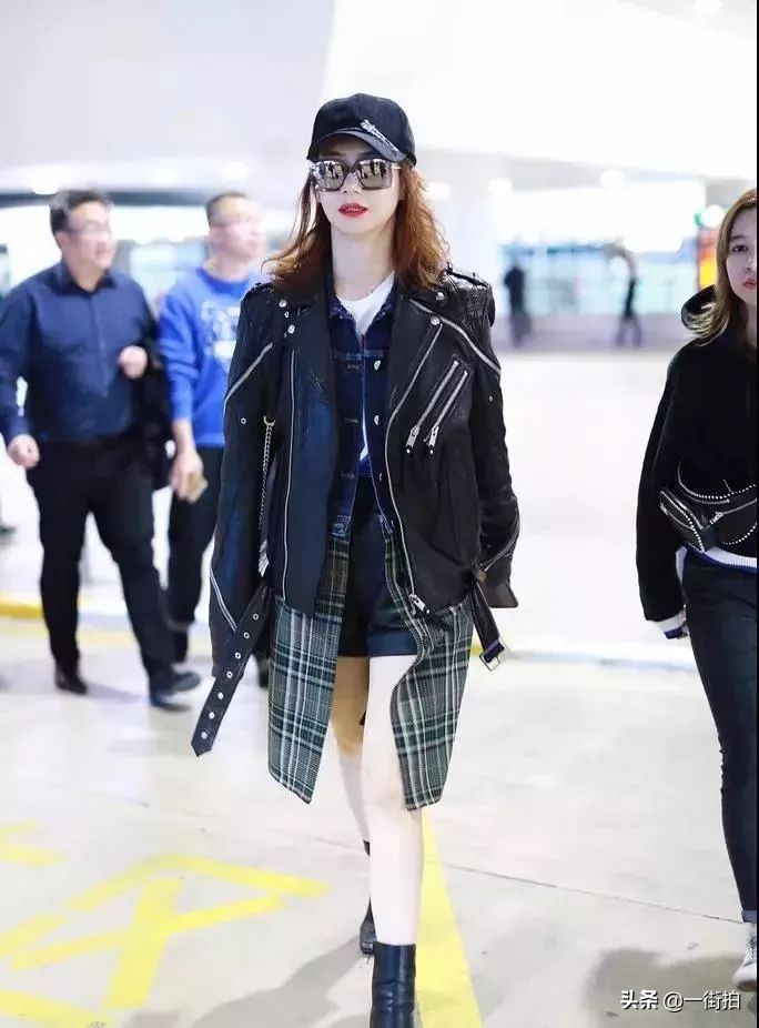 戚薇放大招了,竟穿了羽绒服和睡衣现身机场,混搭界的扛把子啊!