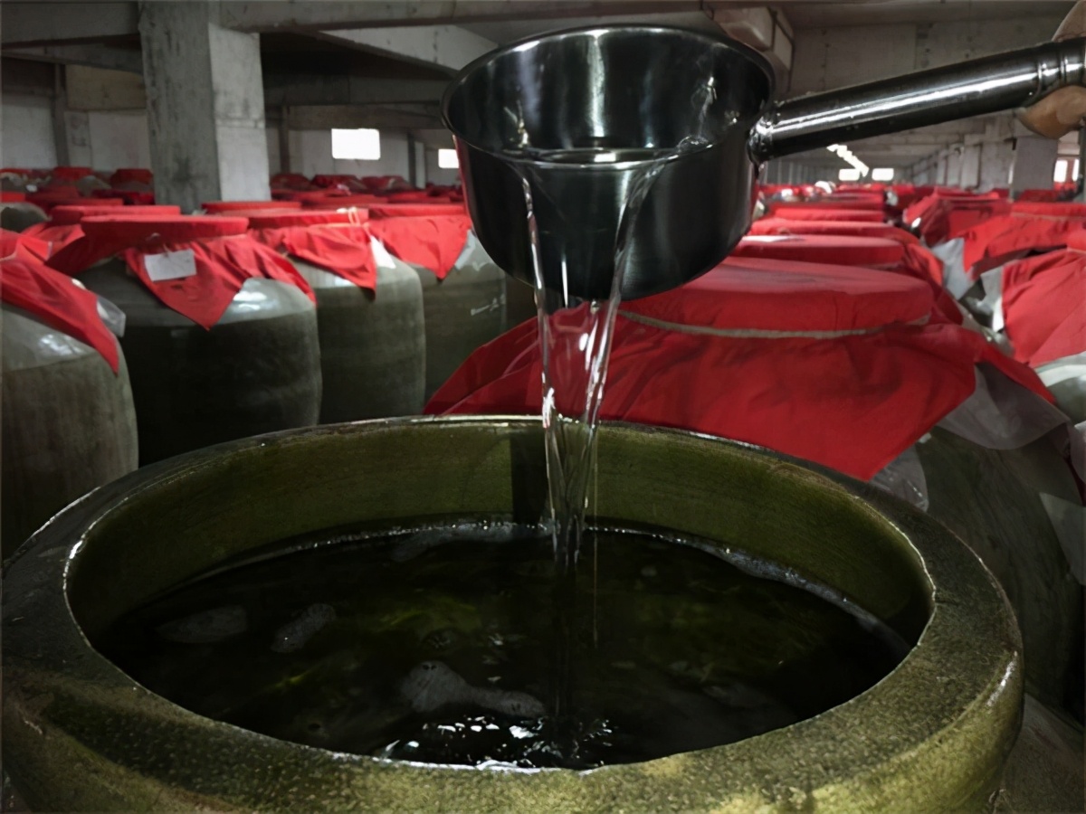 领品勇Y6酱香酒:为什么酱香型白酒色泽微黄?