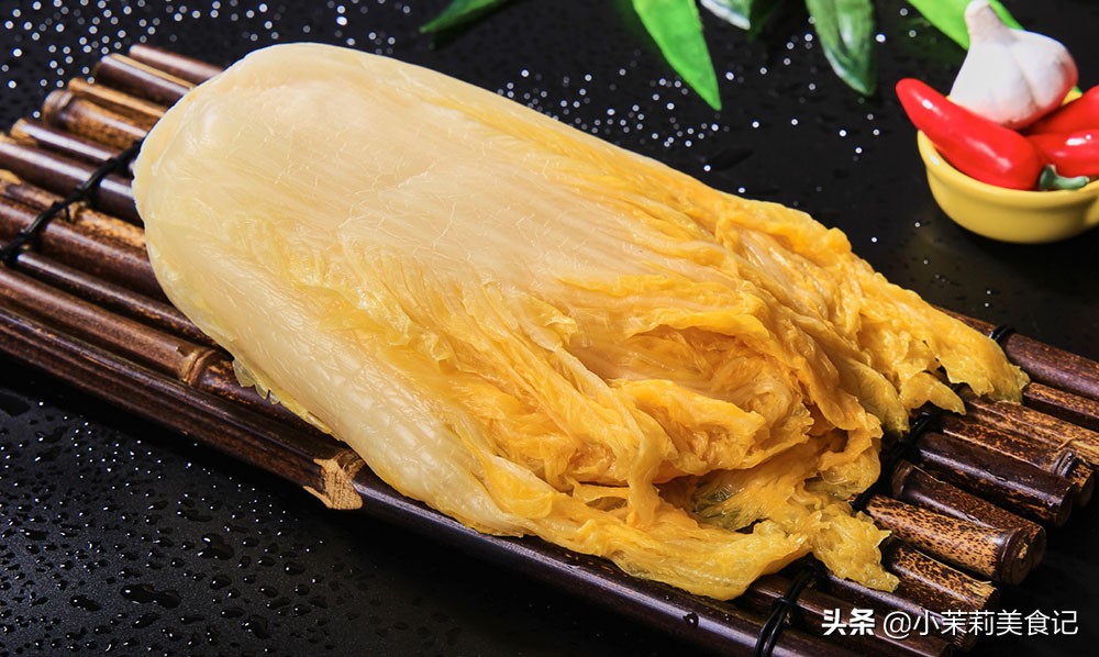 腌酸菜上面一层白膜怎么办,腌酸菜怎么会有一层黑膜