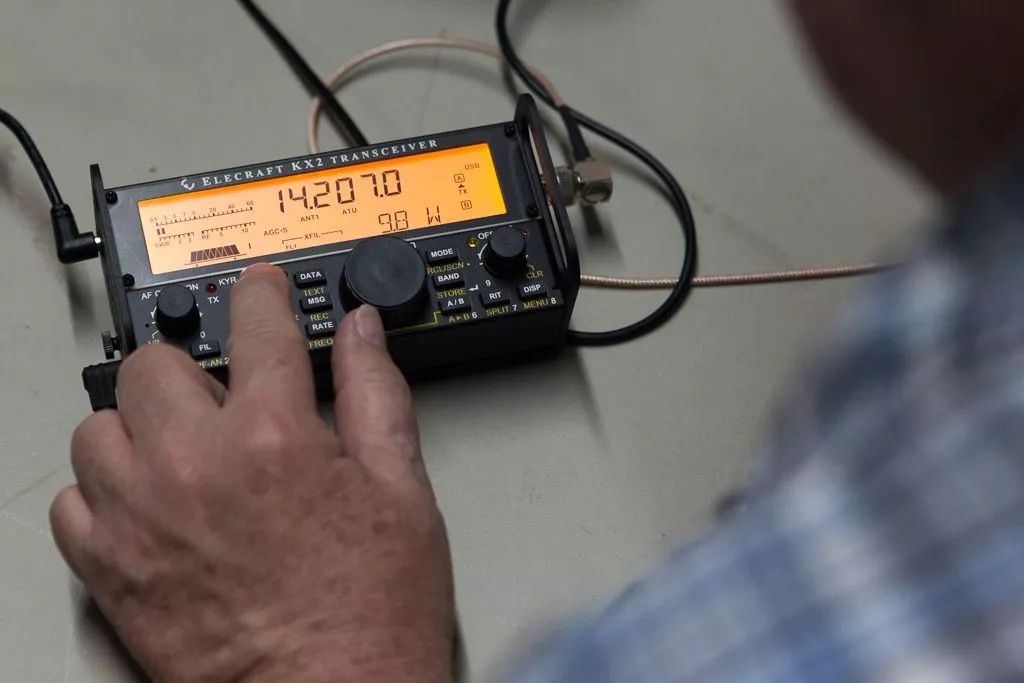 走近神奇的电波世界|业余无线电爱好者使用新旧技术在全球通联