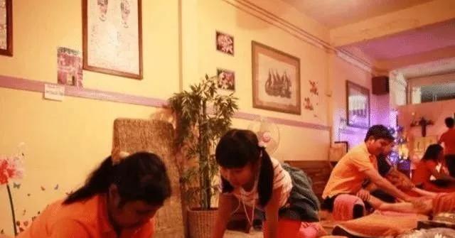 超特殊“按摩店”：服务员全是服刑女犯人，排队的多见中国男人